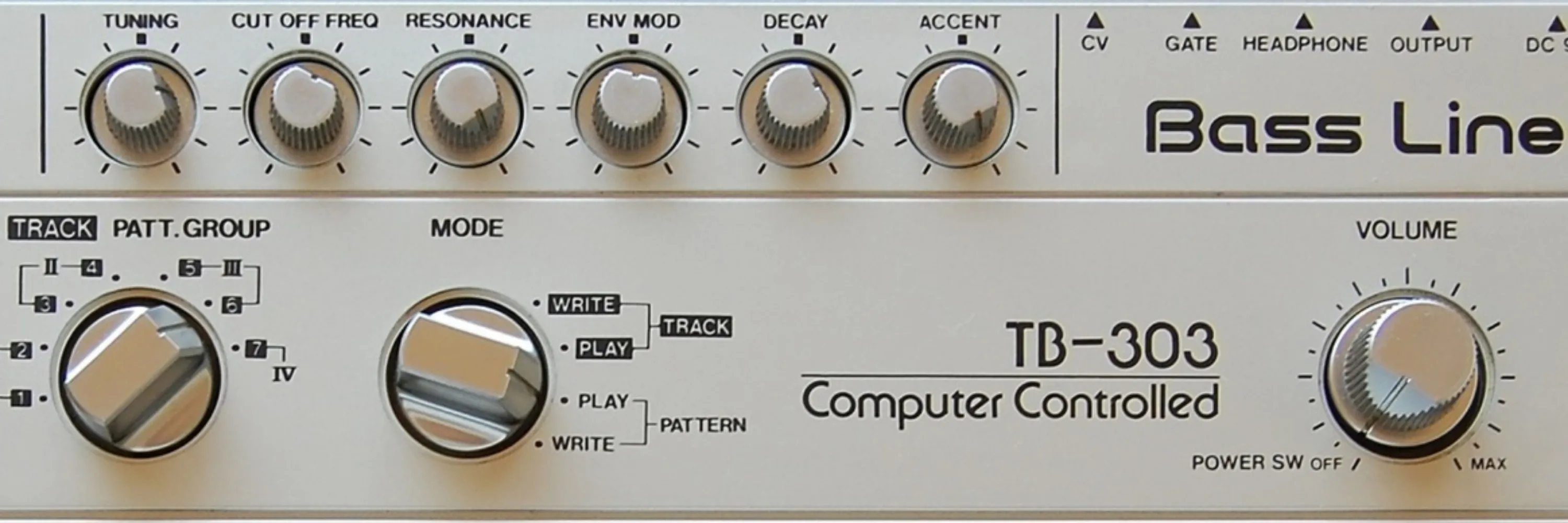 Panneau de commande d'un synthétiseur Roland TB-303 Bass Line